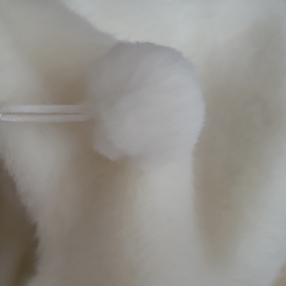 Super cute white furry bag with black handles - Picture 2 of 4